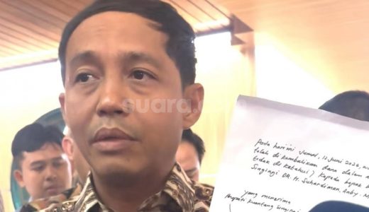 33807-menhut-raja-juli-menunjukan-tanda-terima-pengembalian-amplop-dari-bupati-kuansing