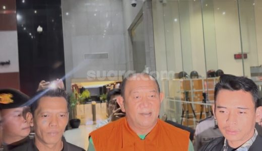 89488-bupati-langkat-syah-afandin-keluar-dari-gedung-kpk-pakai-rompi-oranye