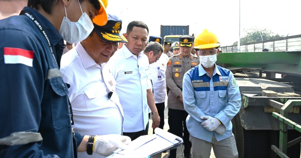 91789-sebanyak-200-kendaraan-operasional-dan-logistik-di-pelabuhan-tanjung-priok