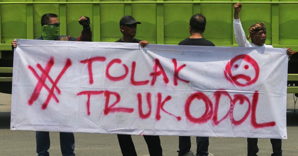 50353-unjuk-rasa-tuntut-penertiban-truk-muatan-berlebih