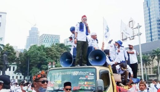 56568-kades-yang-tergabung-dalam-apdesi-saat-melakukan-aksi-unjuk-rasa-di-gedung-dpr-ri-di-jakarta-istb