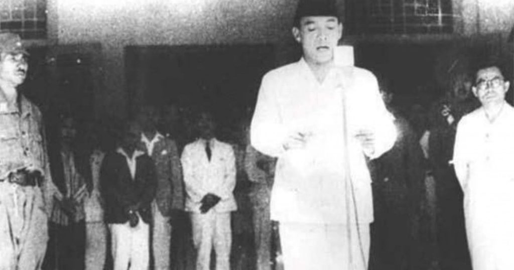 69913-ir-soekarno-saat-memproklamasikan-kemerdekaan-republik-indonesia