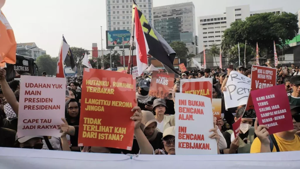 12243-demo-mahasiswa-di-tugu-tani-demo-di-tugu-tani-demo-dua-tahun-prabowo-gibran