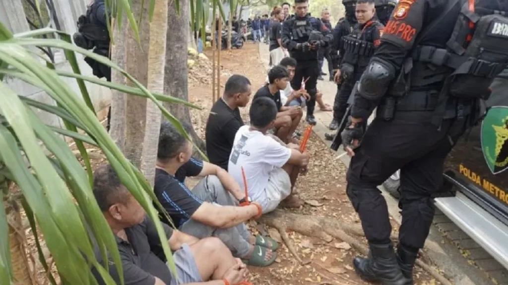 13139-polisi-gerebek-kampung-ambon-di-cengkareng-jakarta-barat