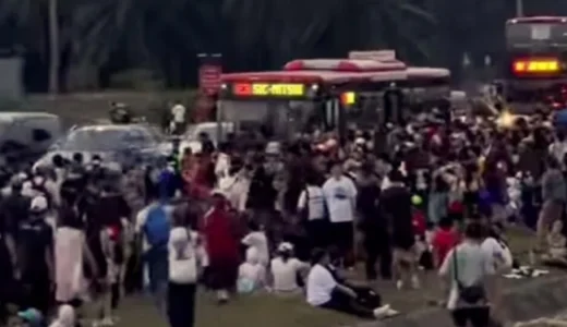 14524-antrean-penonton-f1-sepang