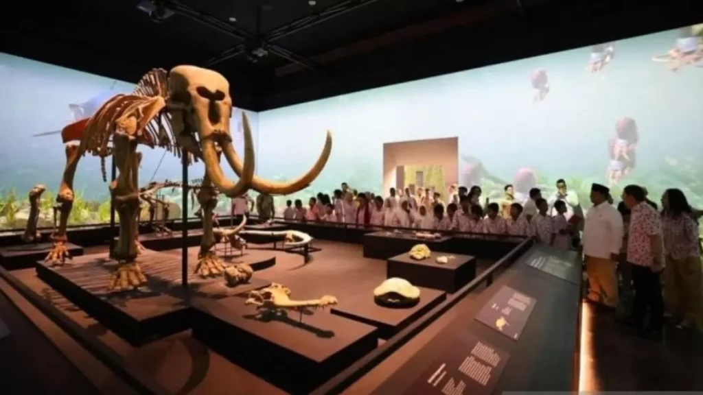 38548-presiden-prabowo-subianto-menjelajahi-area-museum-nasional-indonesia