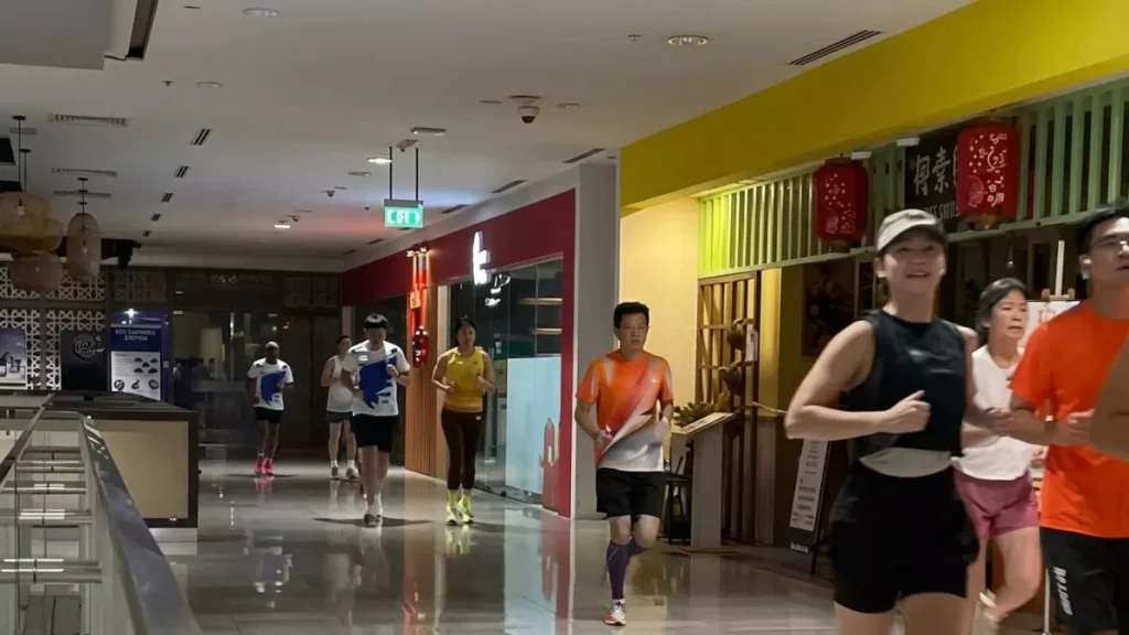 51745-pelari-di-singapura-memilih-jogging-di-dalam-mal-guna-menghindari-polusi-udara-akibat-karhutla