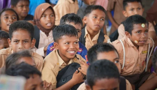 57232-warga-desa-waekokak-pascagempa-ntt