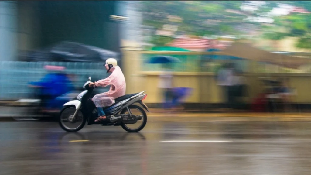 59361-ilustrasi-pengendara-motor-saat-musim-hujan