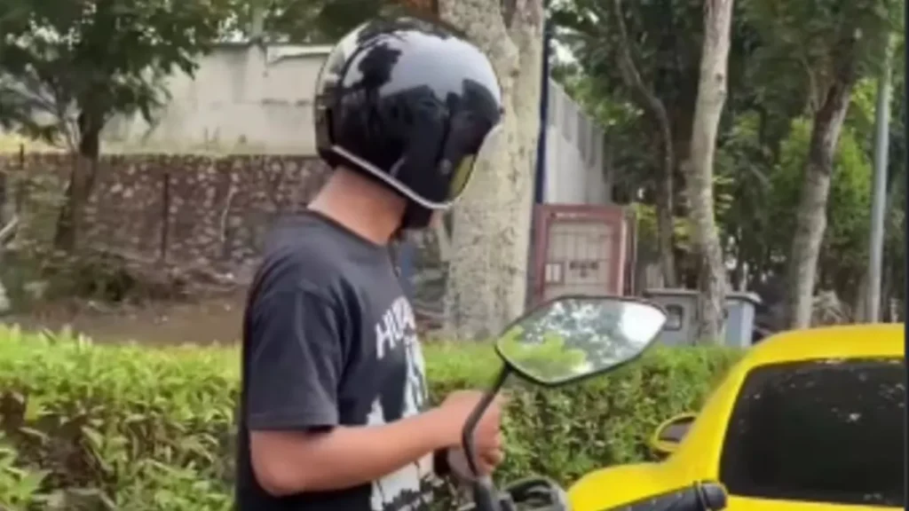 67201-pengendara-motor-yang-menabrak-porsche-kuning-di-gading-serpong-justru-diberi-bantuan-uang-dan-peker