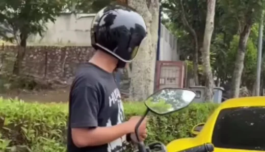 67201-pengendara-motor-yang-menabrak-porsche-kuning-di-gading-serpong-justru-diberi-bantuan-uang-dan-peker