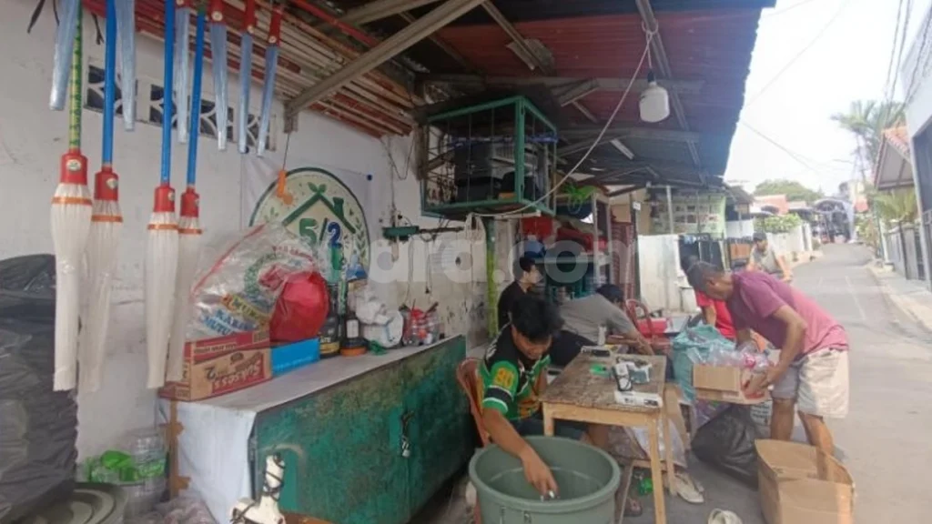 72222-di-tangan-saiful-ketua-rt-05rw-02-petukangan-utara-jakarta-selatan-limbah-botol-plastik-tak-lagi