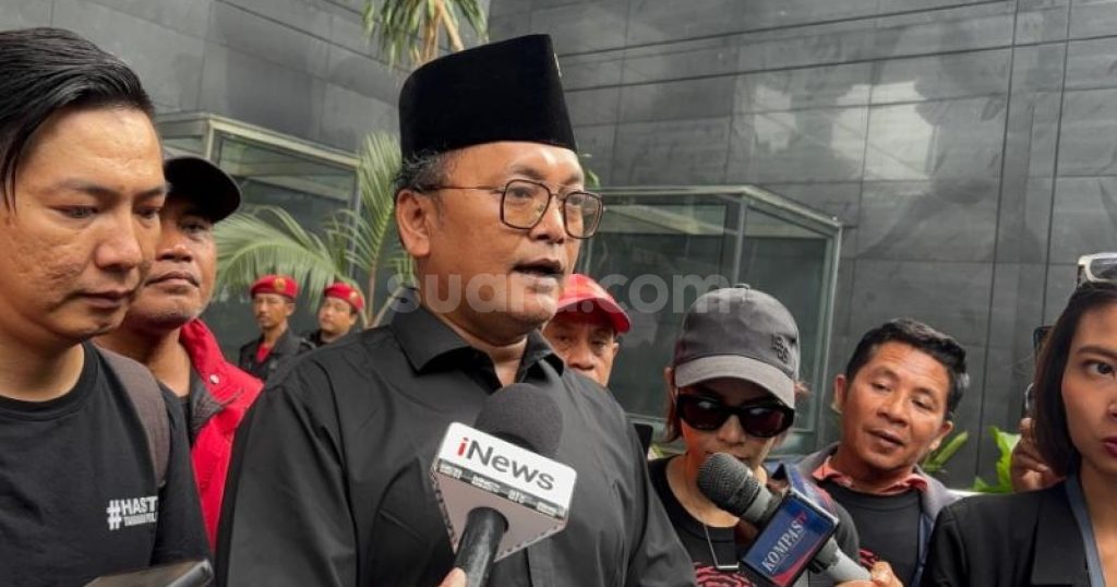 16912-politikus-pdip-guntur-romli-saat-mengungkap-surat-hasto-kristiyanto-di-dalam-penjara-suaracom