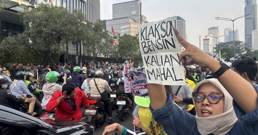 17122-massa-demonstran-melakukan-aksi-protes-kenaikan-bbm-dan-harga-pangan-di-jalan-sudirman