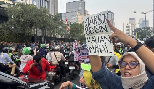 17122-massa-demonstran-melakukan-aksi-protes-kenaikan-bbm-dan-harga-pangan-di-jalan-sudirman