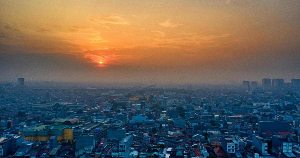 23062-matahari-terbenam-di-atas-kota-jakarta-dengan-lanskap-kota-pexelstom-fisk