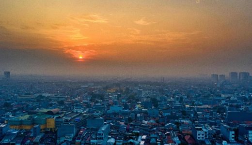 23062-matahari-terbenam-di-atas-kota-jakarta-dengan-lanskap-kota-pexelstom-fisk