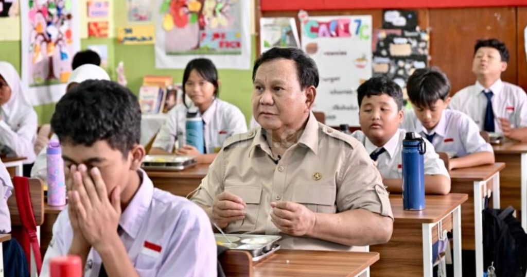 23715-prabowo-makan-mbg-presiden-prabowo-di-sekolah