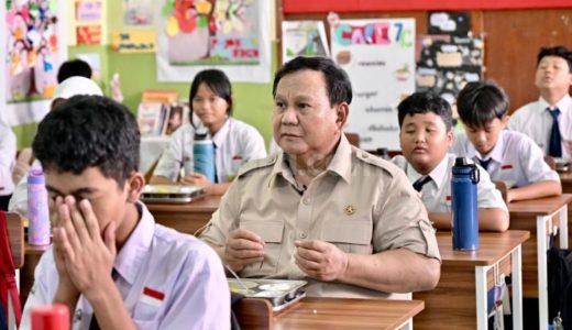 23715-prabowo-makan-mbg-presiden-prabowo-di-sekolah