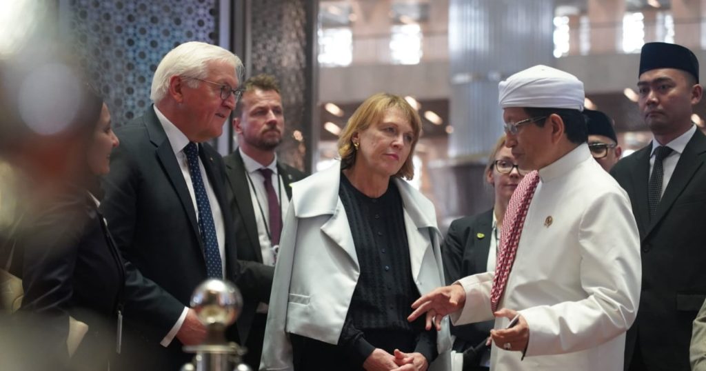 24407-presiden-jerman-frank-walter-steinmeier-dan-ibu-negara-diajak-mengunjungi-masjid-istiqlal