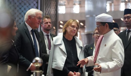 24407-presiden-jerman-frank-walter-steinmeier-dan-ibu-negara-diajak-mengunjungi-masjid-istiqlal