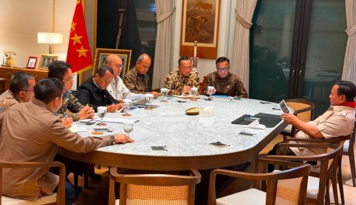 24738-presiden-prabowo-subianto-tengah-menerima-laporan-dari-menteri-investasi