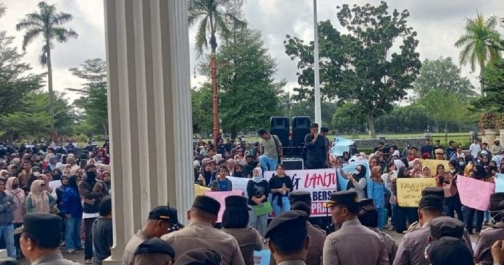 27340-sekelompok-warga-jambi-tolak-penutupan-program-mbg