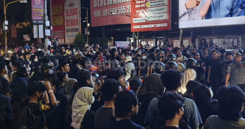 28277-massa-yang-masih-bertahan-di-kawasan-simpang-tiga-gejayan-kabupaten-sleman-daerah-istimewa-yogyaka