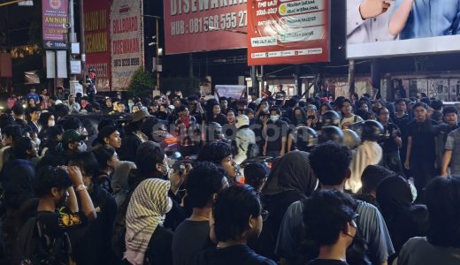 28277-massa-yang-masih-bertahan-di-kawasan-simpang-tiga-gejayan-kabupaten-sleman-daerah-istimewa-yogyaka