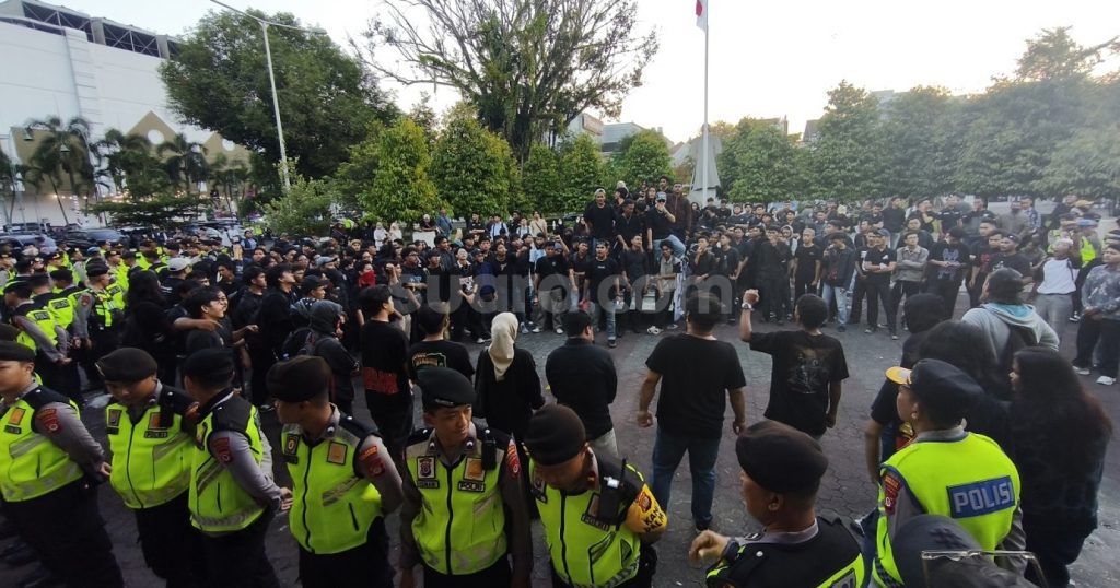 30195-massa-aliansi-badan-eksekutif-mahasiswa-bem-diy-menggelar-aksi-di-halaman-depan-dprd-diy