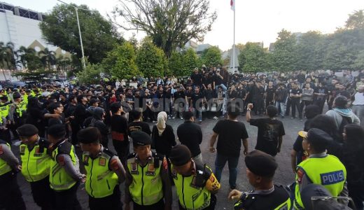 30195-massa-aliansi-badan-eksekutif-mahasiswa-bem-diy-menggelar-aksi-di-halaman-depan-dprd-diy