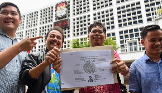 30832-roy-suryo-cs-ambil-salinan-ijazah-jokowi-ke-kpu