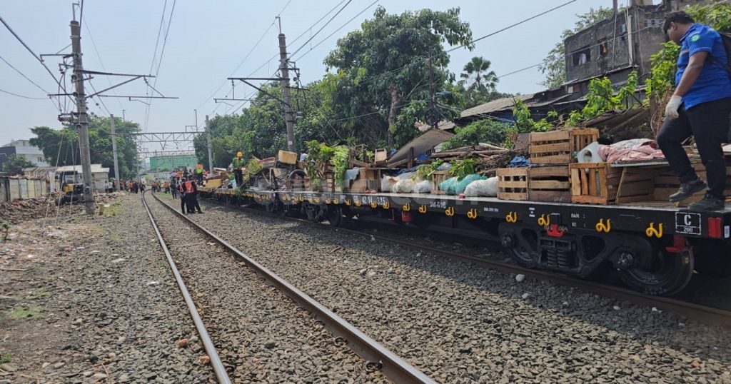 31453-kai-daop-1-jakarta-menertibkan-95-bangunan-dan-lapak-liar-di-jalur-stasiun-pasarsenen-pasar-gaplok