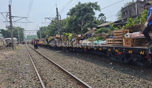 31453-kai-daop-1-jakarta-menertibkan-95-bangunan-dan-lapak-liar-di-jalur-stasiun-pasarsenen-pasar-gaplok