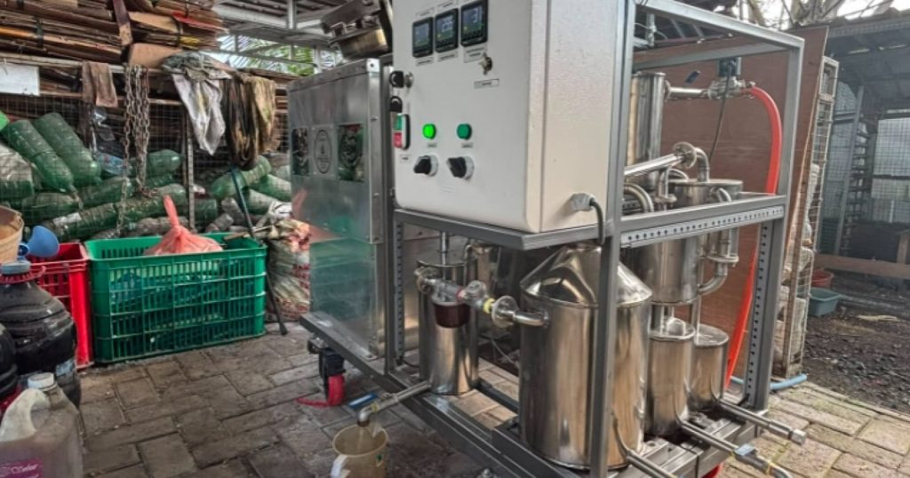 32271-alat-pirolisis-untuk-menghancurkan-popok-dan-limbah-plastik-menjadi-bbm-di-kertabumi-recycling-center-dok-pribadinatasha-suhendra