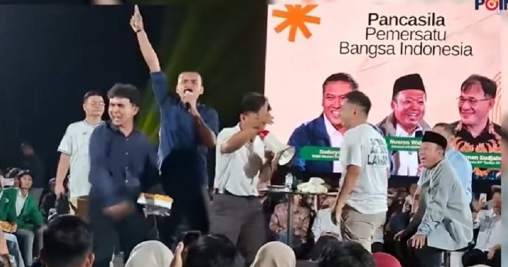 34928-diskusi-menteri-di-ugm-digeruduk