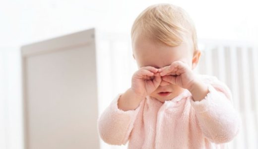 36819-ilustrasi-bayi-yang-merasa-tidak-nyaman-dengan-keadaan-matanya-freepikrawpixelcom