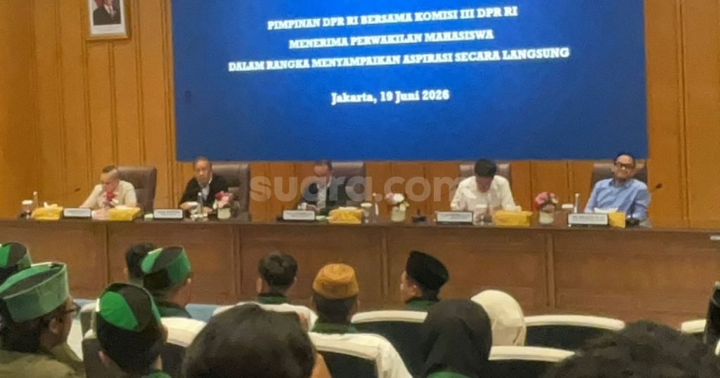 38012-perwakilan-massa-mahasiswa-akhirnya-diterima-pimpinan-dpr-audiensi-digelar-tertutup
