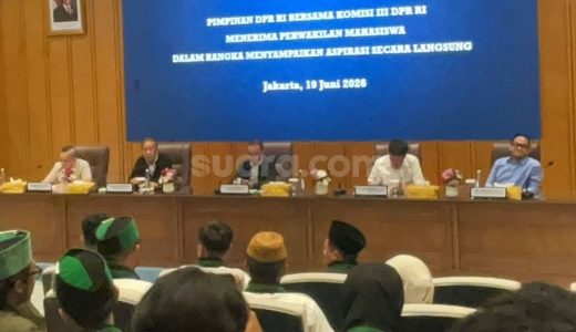 38012-perwakilan-massa-mahasiswa-akhirnya-diterima-pimpinan-dpr-audiensi-digelar-tertutup