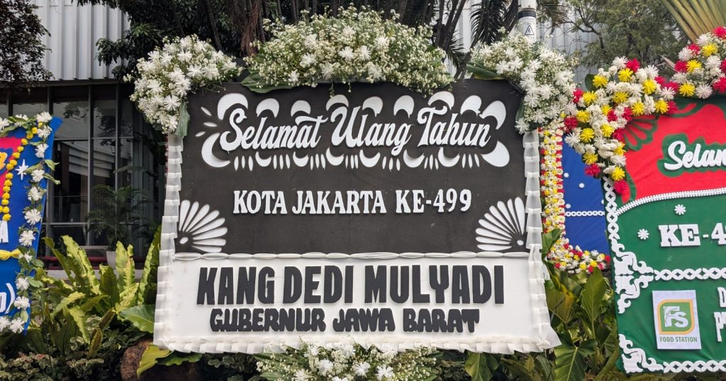 41718-karangan-bunga-hitam-putih-dedi-mulyadi-di-balai-kota
