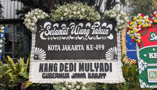 41718-karangan-bunga-hitam-putih-dedi-mulyadi-di-balai-kota