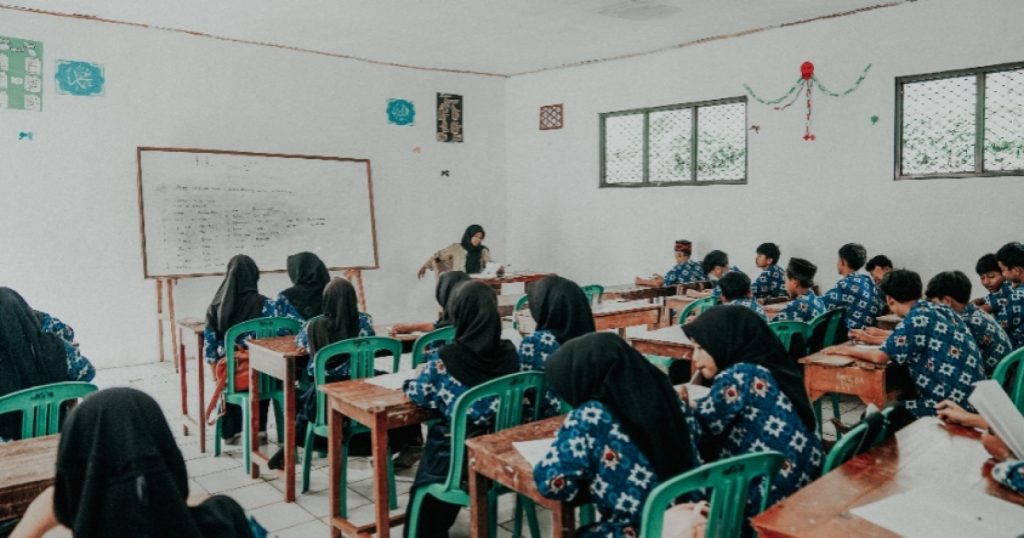 42062-potret-kegiatan-belajar-mengajar-di-kelas-pexelsel-jusuf