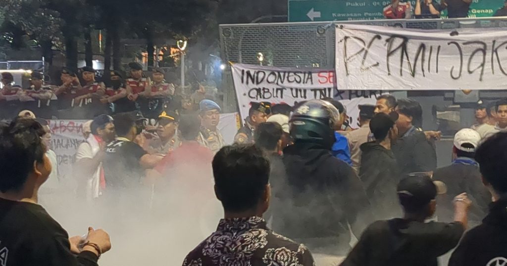 42539-massa-aksi-sempat-terlibat-ketegangan-dengan-aparat-kepolis-di-kawasan-patung-kuda