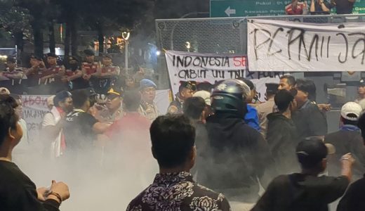42539-massa-aksi-sempat-terlibat-ketegangan-dengan-aparat-kepolis-di-kawasan-patung-kuda