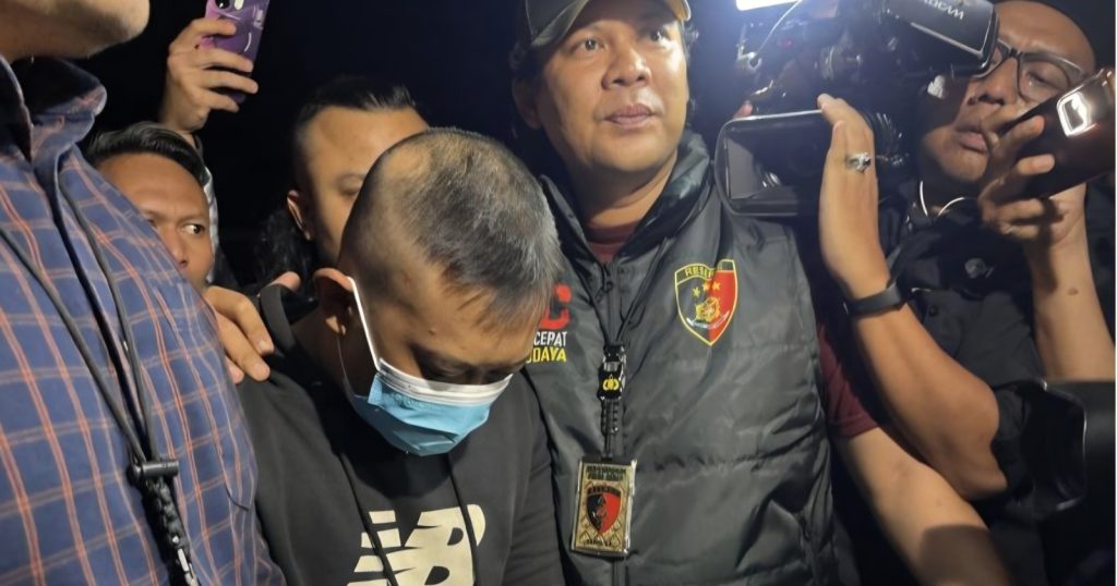 43831-petugas-kepolisian-saat-menggiring-pelaku-penganiayaan-dan-penyekapan-yakni-taufik-hidayat-1