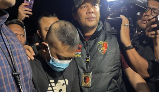 43831-petugas-kepolisian-saat-menggiring-pelaku-penganiayaan-dan-penyekapan-yakni-taufik-hidayat-1