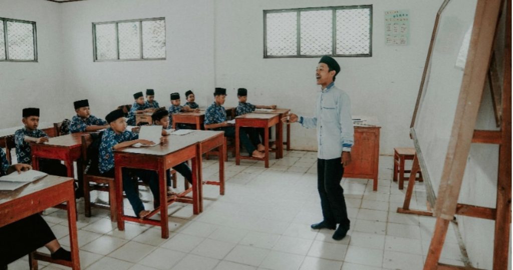 44089-ilustrasi-guru-mengajar-di-kelas-tanpa-bawa-smartphone-pexelseljusuf