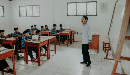 44089-ilustrasi-guru-mengajar-di-kelas-tanpa-bawa-smartphone-pexelseljusuf