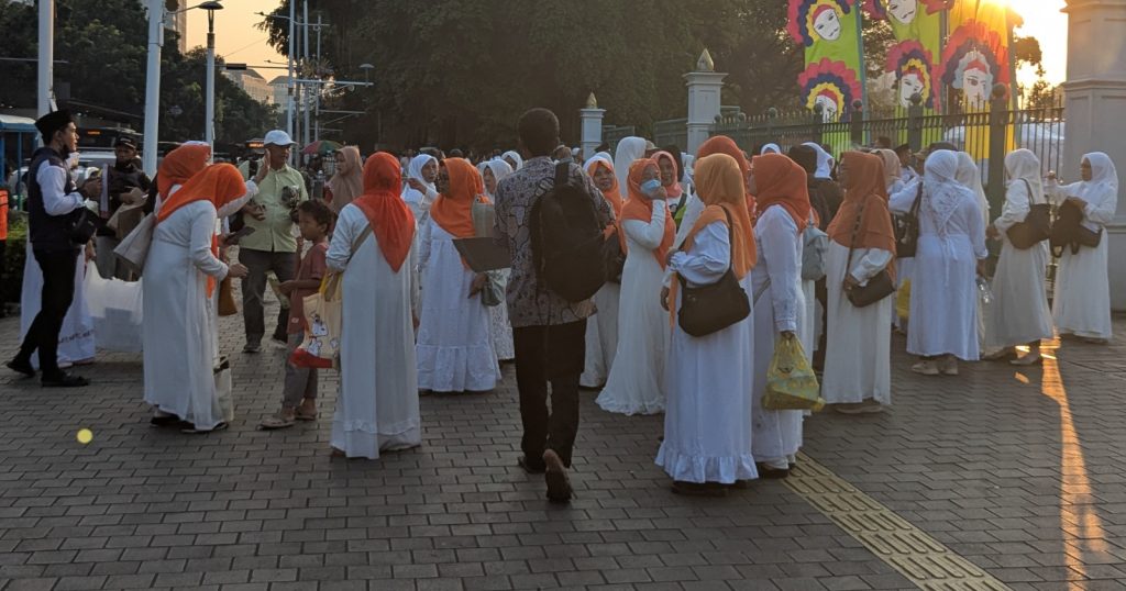 44091-rombongan-jemaah-dari-berbagai-penjuru-jakarta-mulai-berdatangan-ke-kawasan-monumen-nasional