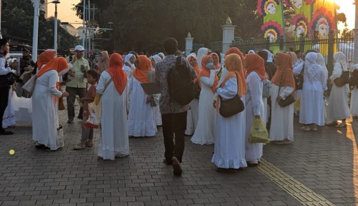 44091-rombongan-jemaah-dari-berbagai-penjuru-jakarta-mulai-berdatangan-ke-kawasan-monumen-nasional